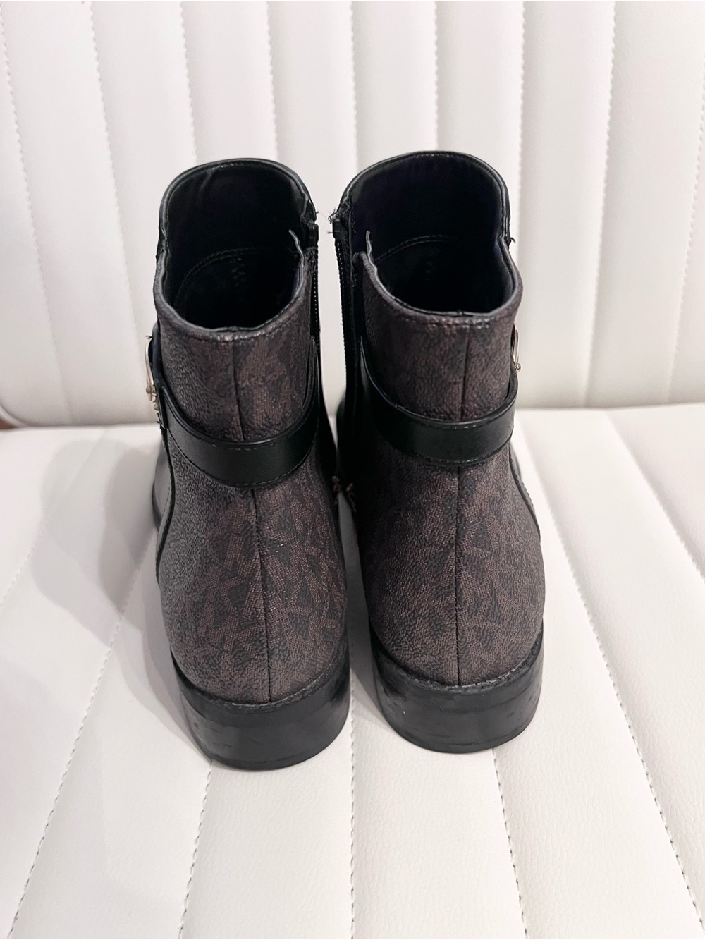 MICHAEL KORS Black Leather Ankle Boots with Logo Panel 8.5 - Picture 3 of 8